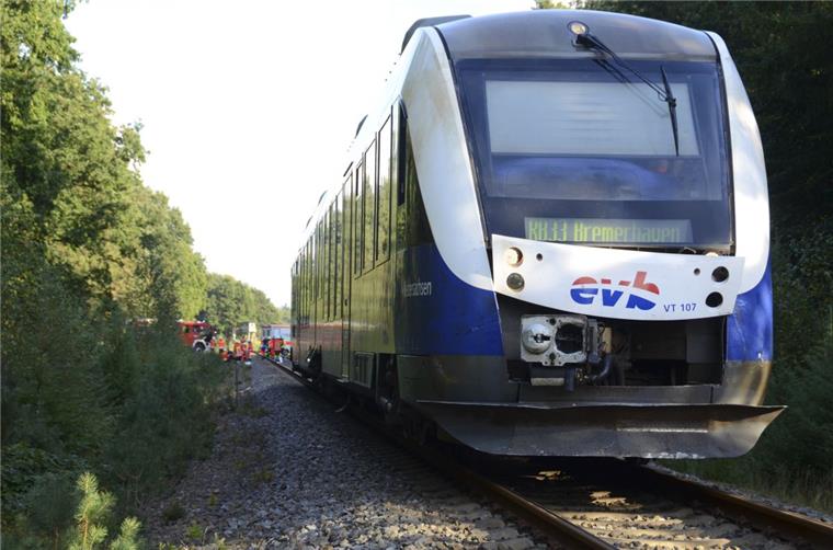 Ein Zug der EVB hat das Auto der 28-jährigen Mutter gerammt. Wie genau es zu dem Unfall kam, wird noch ermittelt.