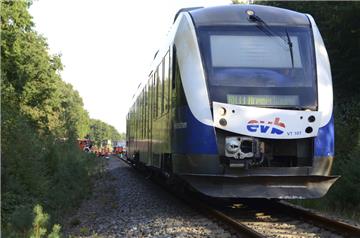 Ein Zug der EVB hat das Auto der 28-jährigen Mutter gerammt. Wie genau es zu dem Unfall kam, wird noch ermittelt.