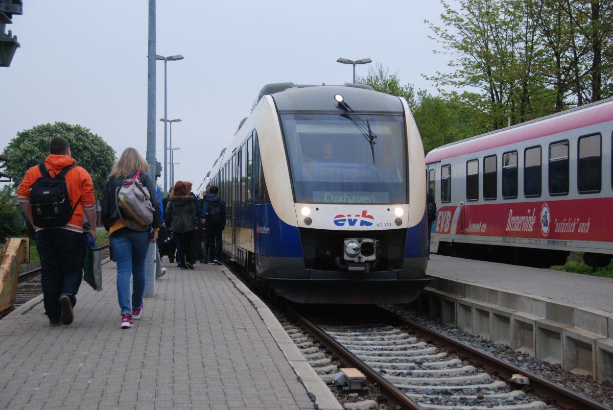 Ein Zug der EVB ist in Wremen mit einem Auto zusammengestoßen.
