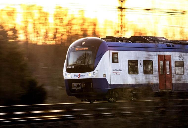Ein Zug der Nordwestbahn im Sonnenaufgang. Auf der Strecke zwischen Bremerhaven und Bremen findet ab 17. Juni teilweise Ersatzverkehr mit Bussen statt. 