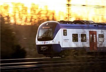 Ein Zug der Nordwestbahn im Sonnenaufgang. Auf der Strecke zwischen Bremerhaven und Bremen findet ab 17. Juni teilweise Ersatzverkehr mit Bussen statt. 