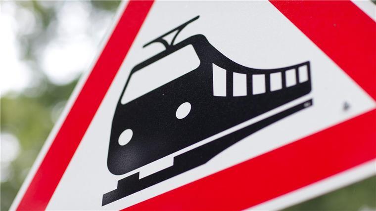 Zugunfall im Landkreis Stade - Treckerfahrer schwer verletzt Ein Zug hat einen Treckerfahrer an einem unbeschrankten Bahnübergang im Landkreis Stade erfasst. (Symbolbild)