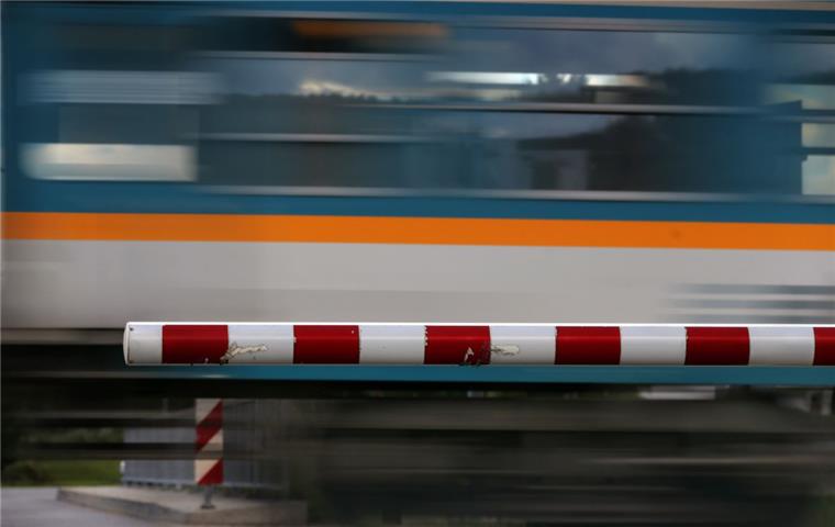 Ein Zug ist am Donnerstag in Walsrode mit einem Lkw zusammengestoßen. 