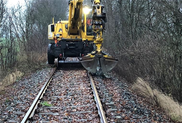 Ein Zweiwegebagger verteilt den Schotter auf der Bahnstrecke zwischen Bad Bederkesa und Drangstedt.