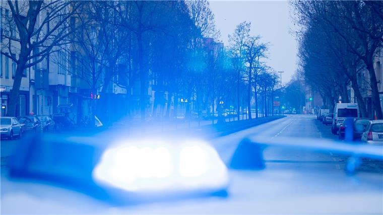 Leiche in Hase: Ermittler gehen von Unfall aus Ein Blaulicht leuchtet auf dem Dach eines Streifenwagens der Polizei.