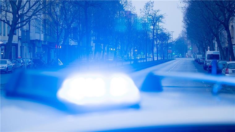 21-Jähriger soll Ex-Partnerin schwer verletzt haben Ein Blaulicht leuchtet auf dem Dach eines Streifenwagens der Polizei.