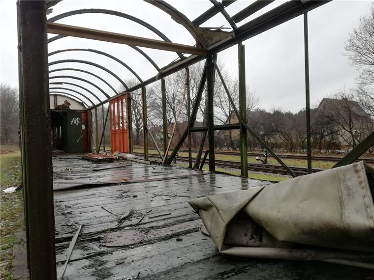 Bad Bederkesa: Anwohner ärgern sich über Schrott der Museumsbahn Einblick, Ausblick, Durchblick – die Reste dieses Behelfspackwagens auf dem Bahnhofsgelände sind auch Anwohnern ein Dorn im Auge.