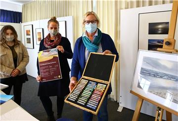 Einblicke in das neue Programm: Jennifer Laubert (von links) und Friederike Ehm vom Nationalparkhaus und Museum Fedderwardersiel mit Ina Korter.