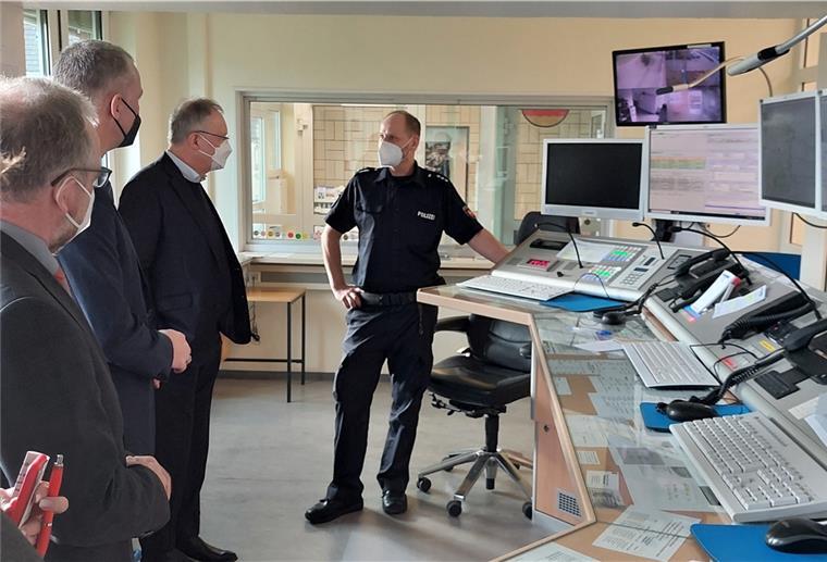 Ministerpräsident Weil schaut sich im Cuxland um Einblicke in die Arbeit der Wache im Polizeikommissariat Schiffdorf bietet an diesem Nachmittag Hauptkommissar Dennis Knackstedt.
