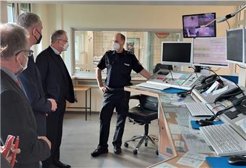 Einblicke in die Arbeit der Wache im Polizeikommissariat Schiffdorf bietet an diesem Nachmittag Hauptkommissar Dennis Knackstedt.