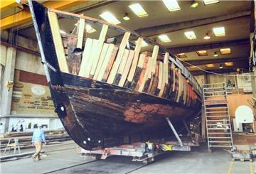 Einblicke in die dänische Werft: Bootsmann Jürgen Schmidt stellt die Arbeiten an der „Grönland“ vor.