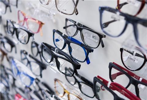 Einbrecher mit fetter Beute: Unbekannte nahmen 2000 Brillen bei Optiker Grienig in Bremerhaven mit.