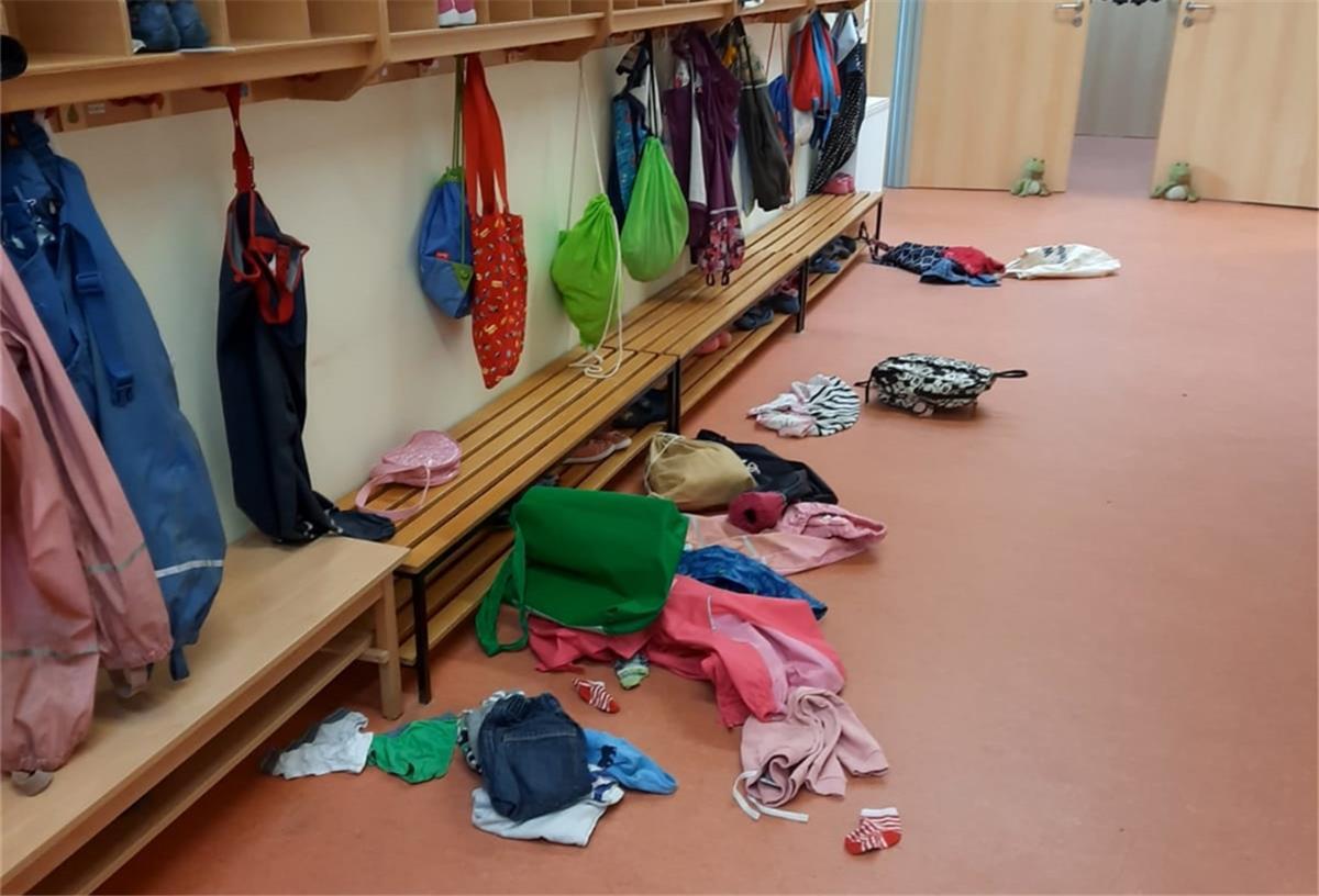 Kita Mittelfeldweg in Langen: Einbrecher essen Frühstück der Kinder auf Einbruch in der Kita am Mittelfeldweg in Langen: Die Garderobe der Kinder wurde durchwühlt, sämtliche Kleidung landete auf dem Fußboden.
