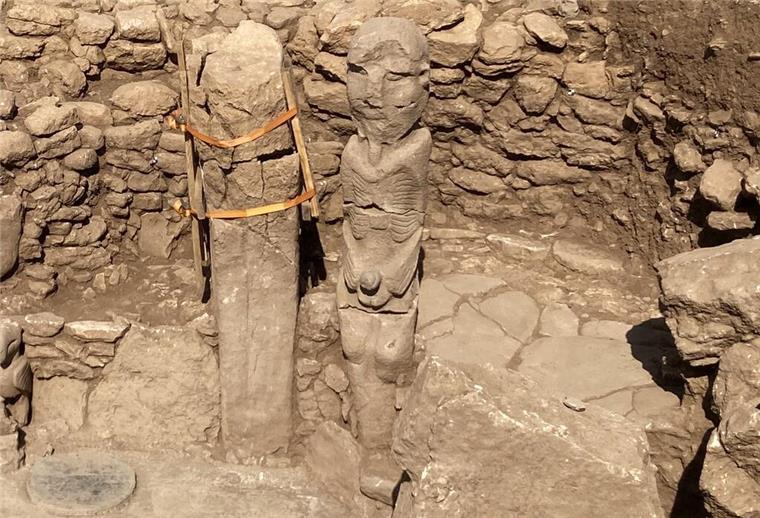 Archäologen finden Penis-Statue Eine 10 000 Jahre alte Statue eines Mannes, der mit beiden Händen einen Phallus hält.