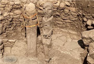 Eine 10 000 Jahre alte Statue eines Mannes, der mit beiden Händen einen Phallus hält.