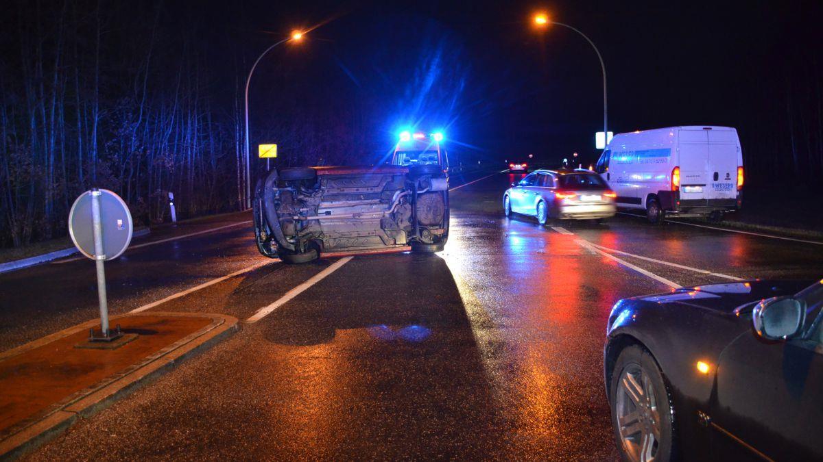Unfall in Geestemünde: Auto landet auf der Seite Eine 21-jährige Autofahrerin hat am Dienstagmorgen in Geestemünde die Kontrolle über ihr Auto verloren.