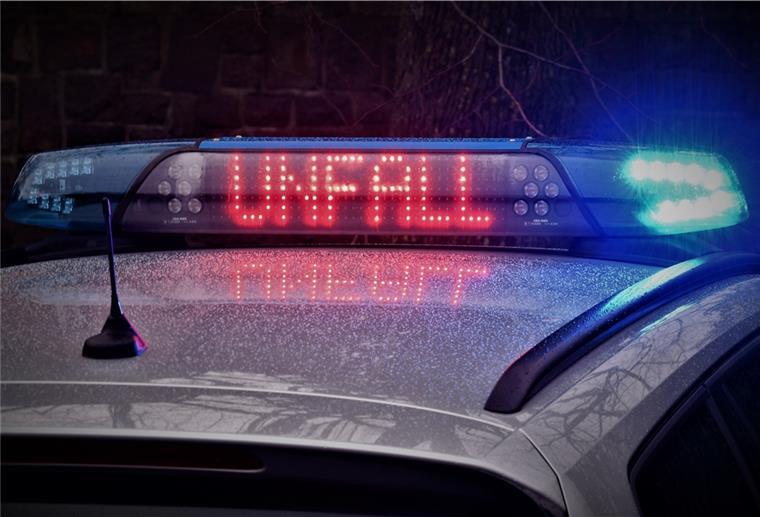 Wesermarsch: 40-Jähriger schwebt nach Unfall in Lebensgefahr Eine 22-jährige Bernerin und ein 19-jähriger Berner alarmierten die Rettungskräfte und befreiten die Fahrzeuginsassen aus dem stark beschädigten Auto.