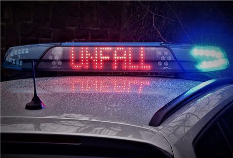 Eine 22-jährige Bernerin und ein 19-jähriger Berner alarmierten die Rettungskräfte und befreiten die Fahrzeuginsassen aus dem stark beschädigten Auto.