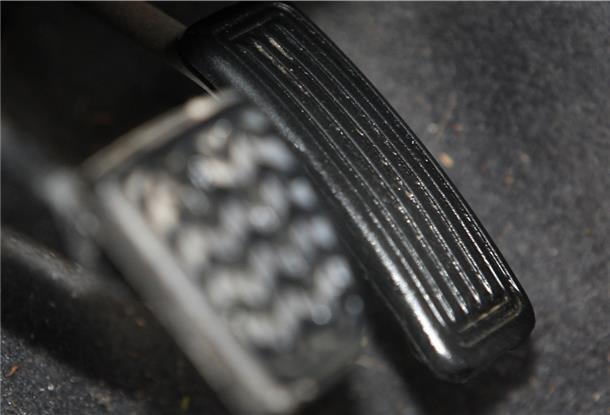 Eine 23-Jährige hat Gas- und Bremspedal verwechselt.