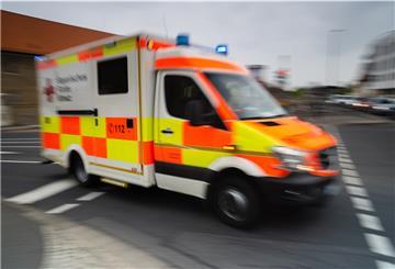 Eine 24-Jährige wurde am Sonntagabend bei einem Unfall in Cappel von einem Auto erfasst, von der Fahrbahn geschleudert und lebensgefährlich verletzt.