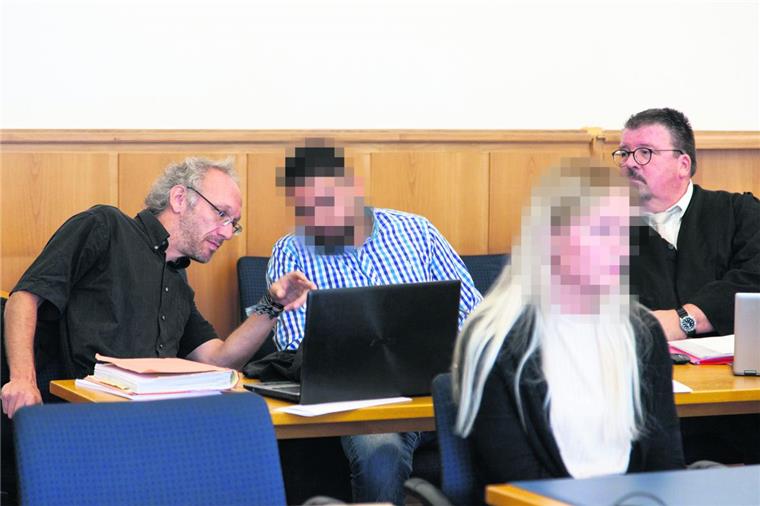 Schwangere in Stubben verprügelt: Wende im Prozess Eine 25 Jahre alte Frau und ihr 24-jähriger Ex-Freund (Mitte, hier mit seinen beiden Verteidigern) müssen sich vor dem Stader Landgericht verantworten. Vom Vorwurf des versuchten Mordes rückte die Staatsanwaltschaft jetzt ab.
