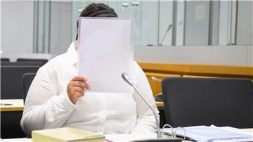 Eine 32-Jährige ist vor dem Oberlandesgericht Celle angeklagt. Die Frau soll Mitglied der Terrorgruppe Islamischer Staat gewesen sein.
