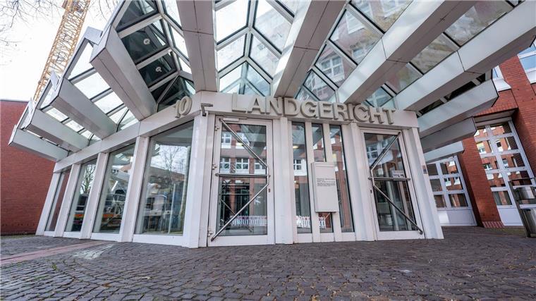 Mutter ihres Partners getötet - lebenslange Haft für Frau Eine 34-Jährige ist wegen Mordes verurteilt worden