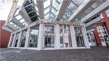 Mutter ihres Partners getötet - lebenslange Haft für Frau Eine 34-Jährige ist wegen Mordes verurteilt worden