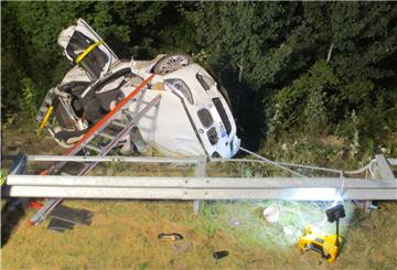 Eine 35-jährige Autofahrerin ist mit ihrem BMW in der Nacht zu Samstag von der Fahrbahn abgekommen, gegen eine Leitplanke geprallt und durch die Luft geschleudert. Sie wurde schwer verletzt.