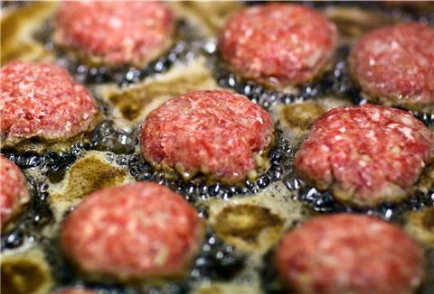 Eine 71-Jährige geriet beim Frikadellenbraten in Panik.