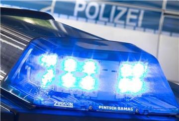 Eine 76 Jahre alte Frau hat am Mittwochvormittag in Scheeßel bei der Parkplatzsuche ein Auto beschädigt. Der Geschädigte soll sich bei der Polizei melden.