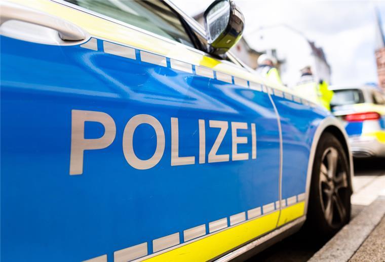 Zwei Einsatzfahrzeuge der Polizei stehen am Straßenrand