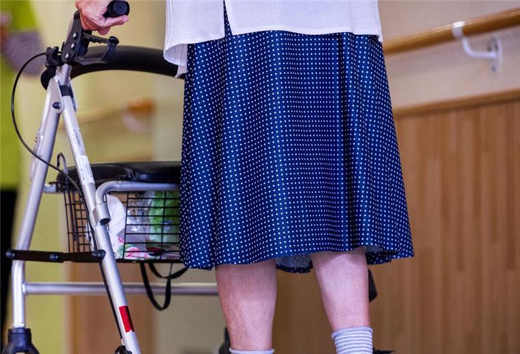 Von Detektiv eingeschüchtert: 84-Jährige soll im Supermarkt gestohlen haben Alte Frau mit Rollator