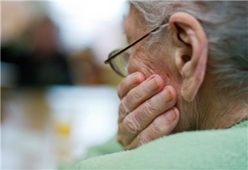 Eine 85-jährige Seniorin (Symbolfoto) hat sich in Geestemünde erfolgreich gegen einen Betrüger gewehrt.