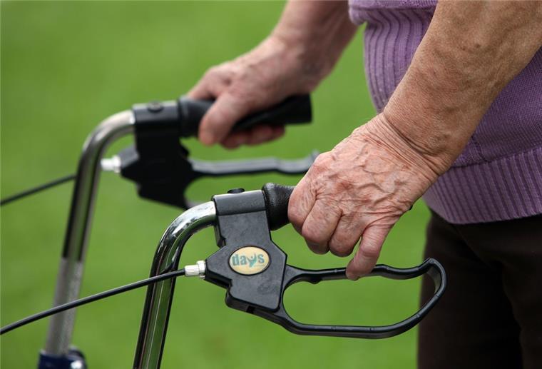 Eine 96-jährige Bremerin mit Rollator ist gestern Opfer eines Handtaschendiebs geworden. Allerdings hatte der Mann keinen Erfolg.