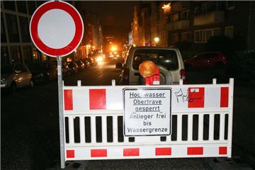 Eine Absperrung stand in Lübeck (Schleswig-Holstein) an einer Straße, die zur Tr...