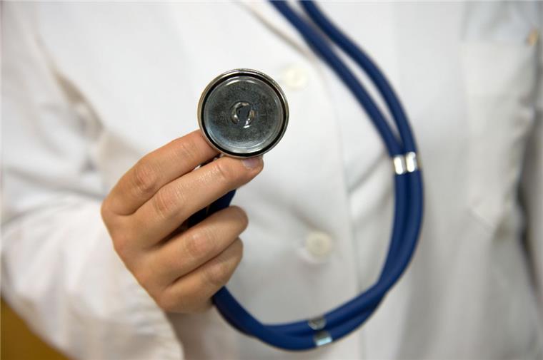Neues Pflegeheim in Tarmstedt: Wer verarztet die Bewohner? Eine Ärztin hält ein Stethoskop in der Hand. Welche Mediziner sich um die Bewohner des neuen Seniorenheims in Tarmstedt kümmern werden, ist derzeit offen.