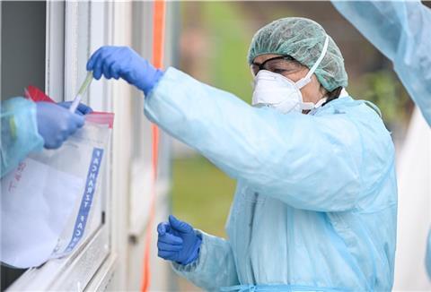 Eine Ärztin hat einen Abstrich gemacht. Dieser wird im Anschluss auf das neuartige Coronavirus getestet.