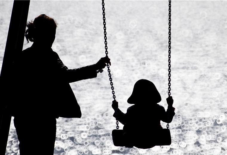 Eine alleinerziehende Mutter mit ihrem Kind. Die Zahl der Familiensachen ist im vergangenen Jahr von 461 auf 480 gestiegen.