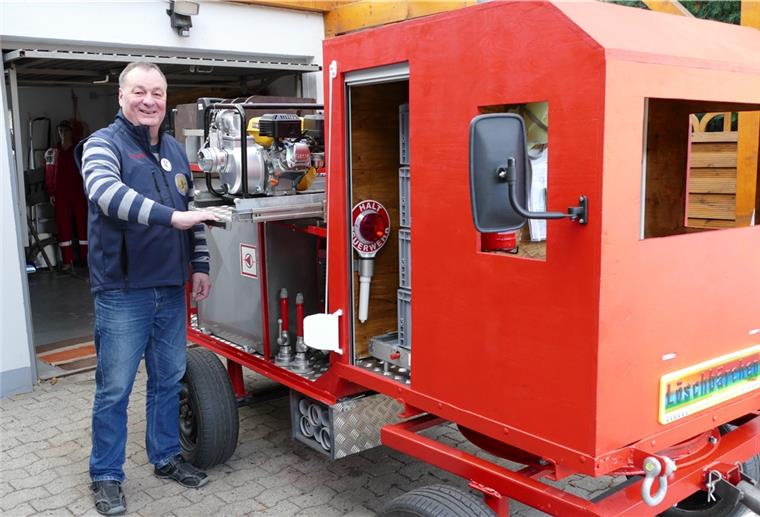 Loxstedter Kinderfeuerwehr soll Mini-Löschfahrzeug bekommen Eine alte Kutsche bildet die Basis: Kinderfeuerwehrwart Thorsten Bechtloff präsentiert das Miniatur-Löschfahrzeug, das für die Loxstedter Löschbärchen entsteht.