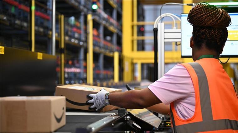 Amazon setzt auf Deutschland: 4.000 neue Jobs in einem Jahr Eine Amazon-Mitarbeiterin an einem Standort des US-Logistikers in Dortmund - ein Job von 40.000 in Deutschland, Tendenz steigend.