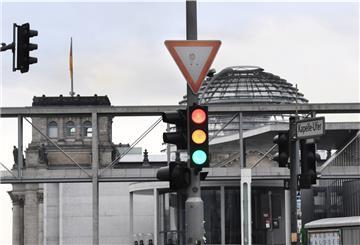 Eine Ampel vor dem Reichstagsgebäude