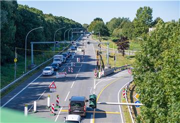 Eine Ampelanlage regelt aktuell den Verkehr auf der Grimsbystraße, da die Auffahrt der Straße zur Hüllwiese wegen einer Sanierung gesperrt ist.