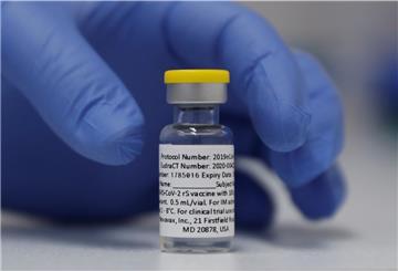 Eine Ampulle mit dem Corona-Impfstoff von Novavax steht auf einem Tisch bereit. Die Ständige Impfkommission (Stiko) spricht sich für den Einsatz des Corona-Impfstoffs von Novavax für Menschen ab 18 aus. Foto: Alastair Grant/AP/dpa