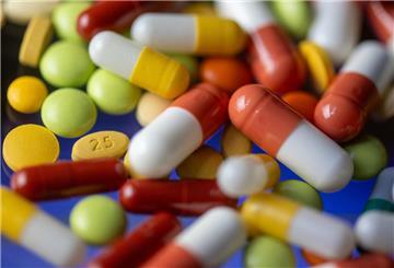 Verschiedene Tabletten und Kapseln.