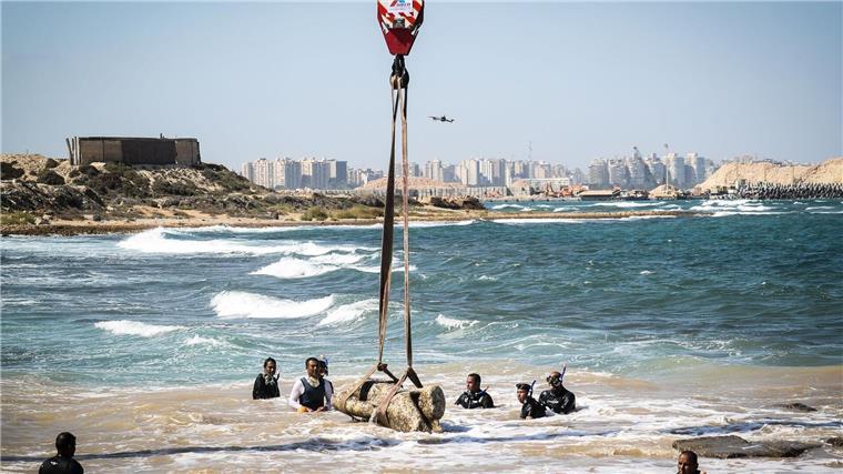 Ägypten birgt antike Statuen aus dem Mittelmeer Eine antike Statue wird im Hafen von Abu Qir vom Meeresgrund des Mittelmeers geborgen