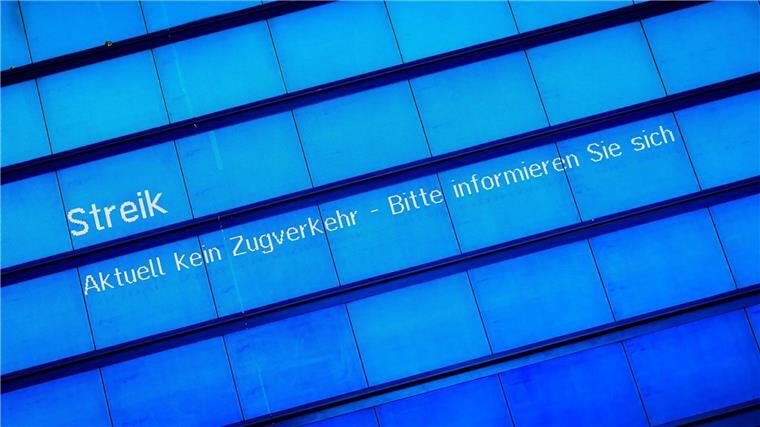 Eine Anzeigentafel an einem Bahnhof weist auf einen Streik hin.