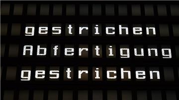 Eine Anzeigetafel im Flughafen informiert über ausgefallene Flugverbindungen.
