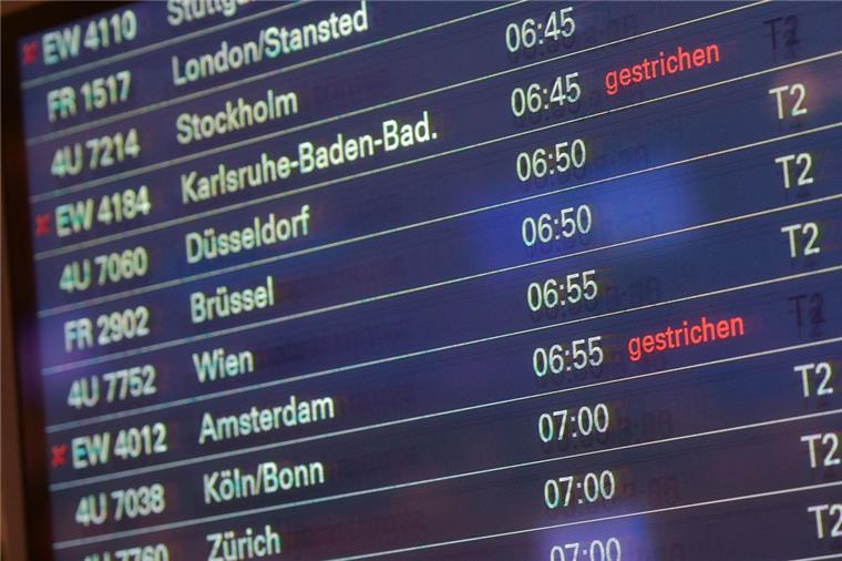 Eine Anzeigetafel informiert am Dienstagmorgen in Hamburg auf dem Helmut-Schmidt-Flughafen über gestrichene Flüge der Fluggesellschaft Eurowings.