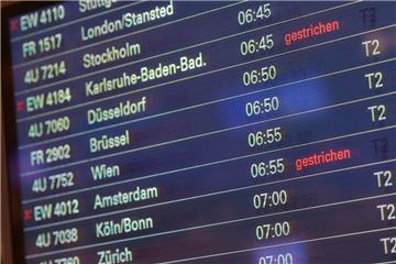 Eine Anzeigetafel informiert am Dienstagmorgen in Hamburg auf dem Helmut-Schmidt-Flughafen über gestrichene Flüge der Fluggesellschaft Eurowings.